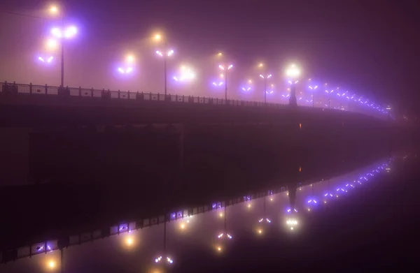 Nachts Beleuchtete Leere Steinbrücke Nebel Laternen Aus Nächster Nähe Symmetriereflexionen — Stockfoto