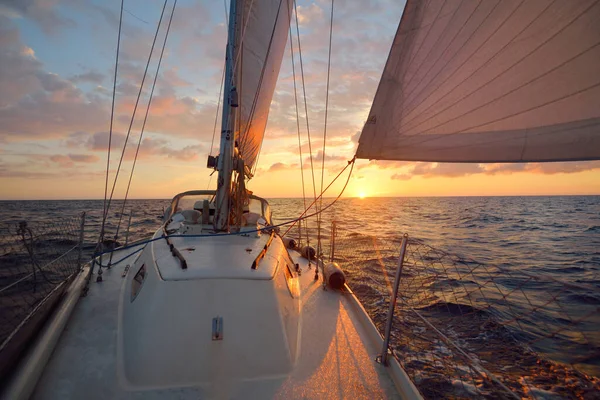 Velero Blanco Mar Abierto Atardecer Una Sola Mano Navegando Yate —  Fotos de Stock