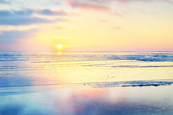 Mare Baltico Ghiacciato Tramonto Frammenti Ghiaccio Primo Piano Colorato Paesaggio — Foto Stock