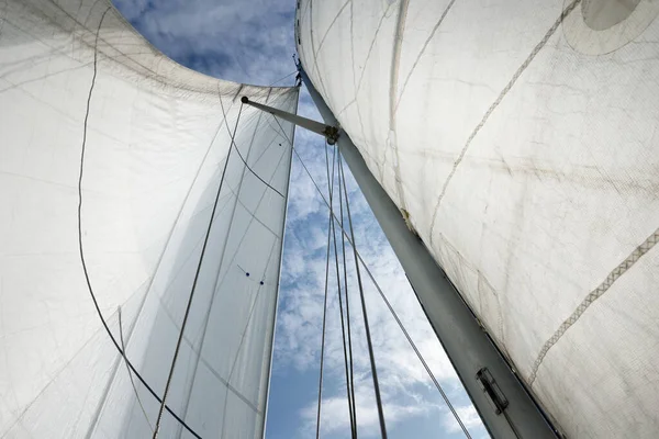 白いスループは サーカスの雲と澄んだ青い空にヨット帆を装備しました フィンランド湾 — ストック写真