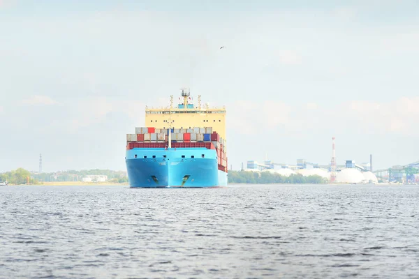 Groot Vrachtschip Verlaat Haven Van Norfolk Close Bewolkte Blauwe Lucht — Stockfoto