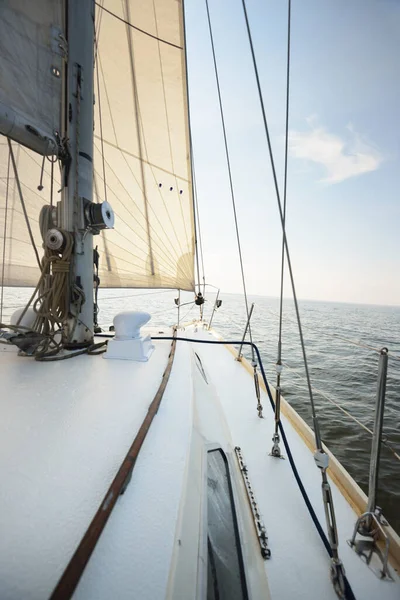 在阳光明媚的夏日 白色游艇航行 从甲板到船头 桅杆和船帆的近景 浪花和水花四溅 晴朗的蓝天 芬兰湾 — 图库照片