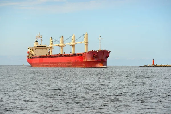 Grande Portarinfuse Rossa Nave Carico Con Gru Vela Mare Aperto — Foto Stock