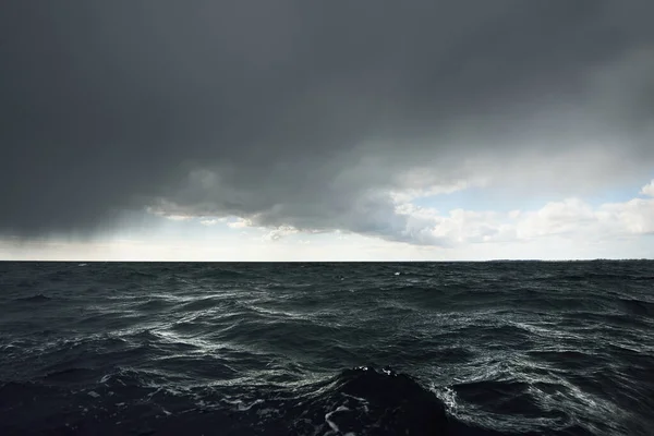 雷雨の前に開いているバルト海の上に雲を育てる スウェーデン劇的な空 壮大な景色 ヨットからの眺め 荒天時の航海 — ストック写真