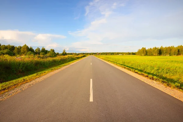 Een Lege Snelweg Nieuw Asfalt Door Het Groene Landbouwgebied Letland — Stockfoto