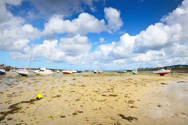 Okyanus Suları Çekildiğinde Yatlar Tekneler Yakın Çekim Plouguerneau Brittany Fransa — Stok fotoğraf