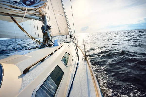 Yacht Bianco Che Naviga Mare Aperto Una Giornata Estiva Soleggiata — Foto Stock