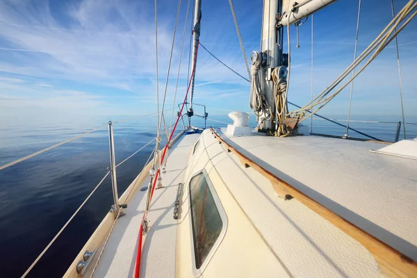 Біла Яхта Пливе Тихій Воді Ясного Літнього Дня Вигляд Зблизька — стокове фото