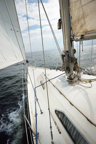 Weiße Jacht Segelt Einem Sonnigen Sommertag Blick Von Oben Vom — Stockfoto