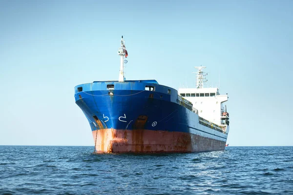 Ein Großes Blaues Frachtschiff Ankert Der Straße Von Gibraltar Ein — Stockfoto