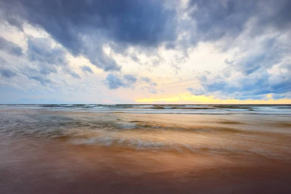 Epische Kleurrijke Gloeiende Zonsondergang Wolken Boven Oostzee Een Onweersbui Denemarken — Stockfoto