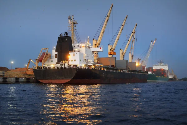 ラトビアのリガ港に停泊中の大型貨物船が夜間閉鎖された 貨物輸送 グローバル通信 環境被害のテーマ — ストック写真