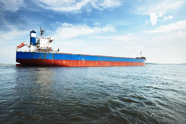 Великий Блакитний Транспортний Засіб Вантажне Судно Плаває Балтійському Морі Ризького — стокове фото