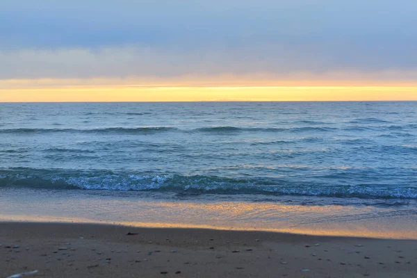 Panoramisch Uitzicht Vanuit Een Zandstrand Aan Oostzee Regen Bij Zonsondergang — Stockfoto