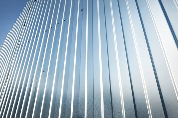 Alacsony Látószögű Kilátás Ezüstös Raktár Falára Fémbevonat Textúra Közelkép — Stock Fotó