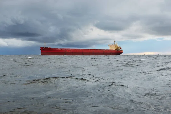 Gran Buque Carga Rojo Navegando Mar Abierto Bajo Oscuro Cielo —  Fotos de Stock