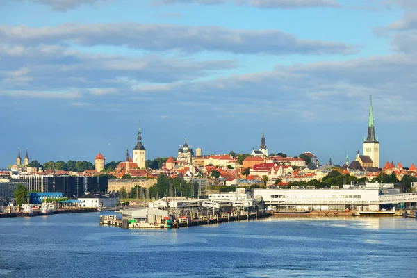 Passagerarfartyg Kryssningsfartyg Ankrat Tallinns Hamn Estland Östersjön Byggnader Och Landmärken — Stockfoto