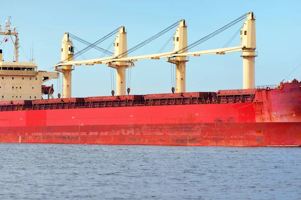 Grande Graneleiro Vermelho Navio Carga Com Guindastes Navegando Mar Aberto — Fotografia de Stock