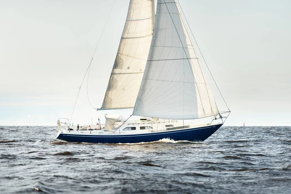 Sloop Bleu Gréé Yacht Naviguant Dans Une Mer Baltique Ouverte — Photo