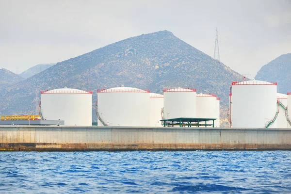 Terminal Petrolera Puerto Carga Vista Cerca Desde Velero Mar Mediterráneo —  Fotos de Stock