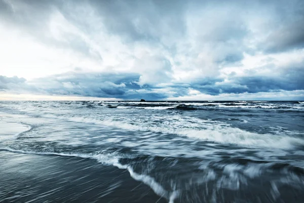 Stormmoln Över Östersjön Vintern Lång Exponering Dramatisk Solnedgång Himmel Vågor — Stockfoto