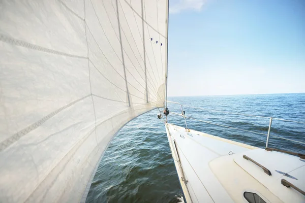 Yate Blanco Navegando Soleado Día Verano Vista Arriba Hacia Abajo — Foto de Stock