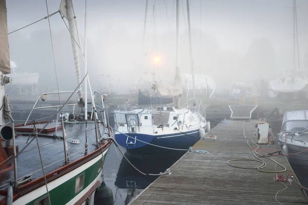 Sloop Bleu Gréé Yacht Amarré Une Jetée Dans Épais Brouillard — Photo