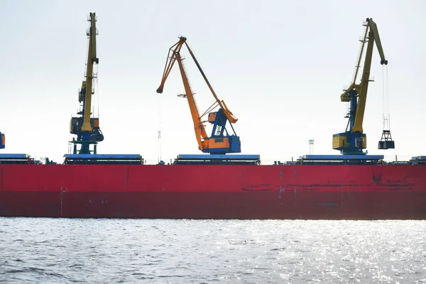 Grande Graneleiro Navio Carga Terminal Carvão Close Guindastes Portuários Fundo — Fotografia de Stock