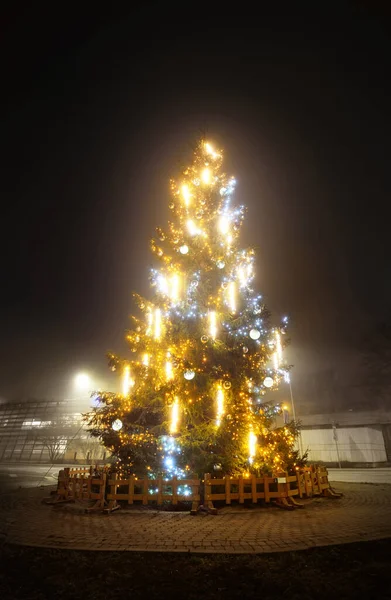 Erleuchteter Weihnachtsbaum Mit Schönen Kristallkugeln Auf Der Leeren Straße Nächtlichen — Stockfoto