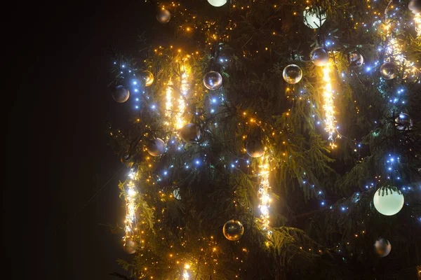 Árbol Navidad Iluminado Con Hermosas Bolas Cristal Calle Vacía Una —  Fotos de Stock