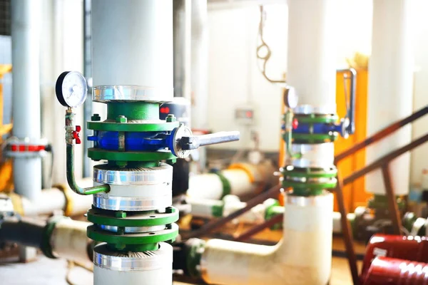 工業都市水処理ボイラー室内の気圧計 — ストック写真