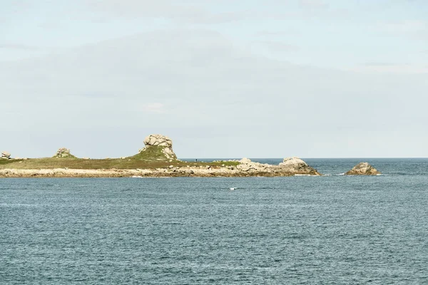 晴れた日には ヴィアージュ灯台近くのリリア湾のロッキー海岸 古代の石を閉じる Plouguerneau Finiste ブルターニュ フランス 旅行先 国のランドマーク — ストック写真