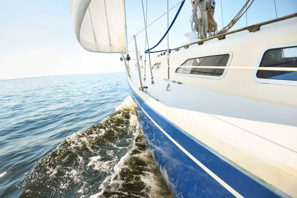 Weiße Jacht Segelt Einem Sonnigen Sommertag Nahsicht Vom Deck Auf — Stockfoto