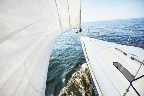 在阳光明媚的夏日 白色游艇航行 从甲板到船头和船帆 俯瞰全景 浪花和水花四溅 晴朗的蓝天 瑞典波罗的海 — 图库照片