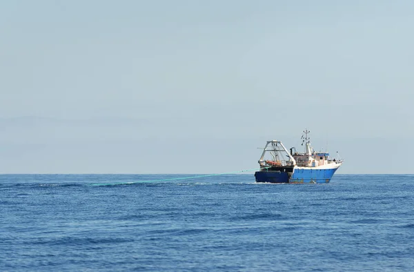 オープン地中海での養殖場 小型船 のクローズアップ スペイン 食品産業 伝統的な工芸品や代替生産 環境被害と保全 — ストック写真