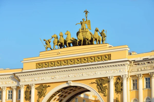 ロシアのサンクトペテルブルクにある参謀本部ビルのアーチ 彫刻のクローズアップ 旅行先 国のランドマーク ロシア文化と宗教のシンボル — ストック写真