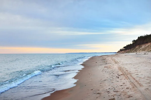 Panoramautsikt Från Sandstrand Vid Östersjön Efter Regnet Vid Solnedgången Gyllene — Stockfoto