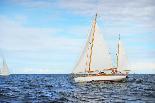 Старая Дорогая Винтажная Деревянная Парусная Лодка Yawl Крупным Планом Плавающая — стоковое фото