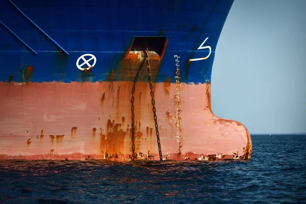 Великий Блакитний Вантажний Корабель Якорі Гібралтарській Протоці Вид Яхти Крупним — стокове фото