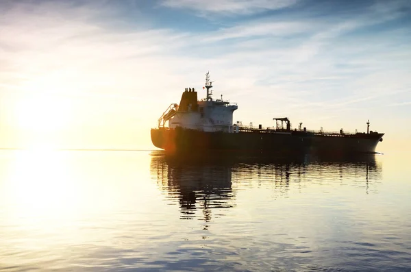 Velký Černý Tanker Plující Otevřeném Moři Europortu Při Západu Slunce — Stock fotografie