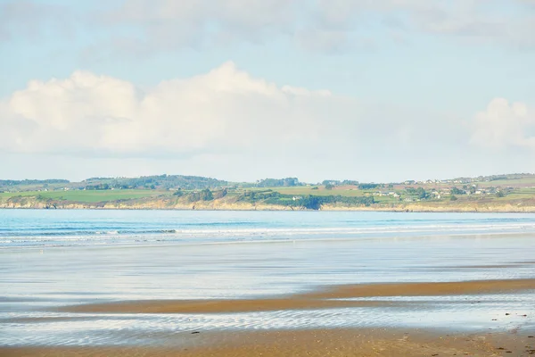 从杜阿奈兹湾的沙滩海岸看风景 晴朗的蓝天 对水的反思 浪花和水花四溅 法国布列塔尼旅游目的地 休闲活动主题 — 图库照片