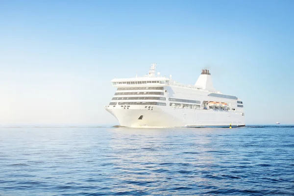 Ein Großes Weißes Kreuzfahrtschiff Verlässt Einem Sonnigen Sommertag Den Passagierhafen — Stockfoto