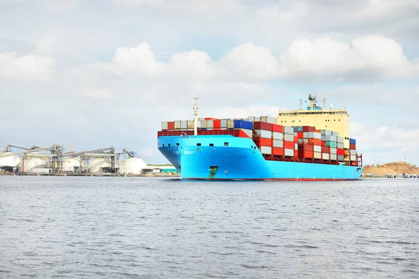 Groot Vrachtschip Verlaat Haven Van Norfolk Close Bewolkte Blauwe Lucht — Stockfoto