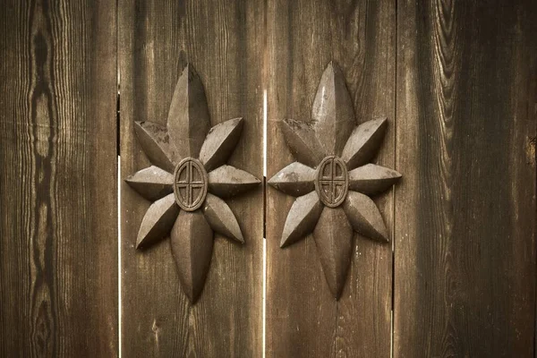 Stare Drzwi Ozdobione Drewnianymi Kwiatami Zbliżenie Wyspa Ruhnu Estonia Tradycyjne — Zdjęcie stockowe