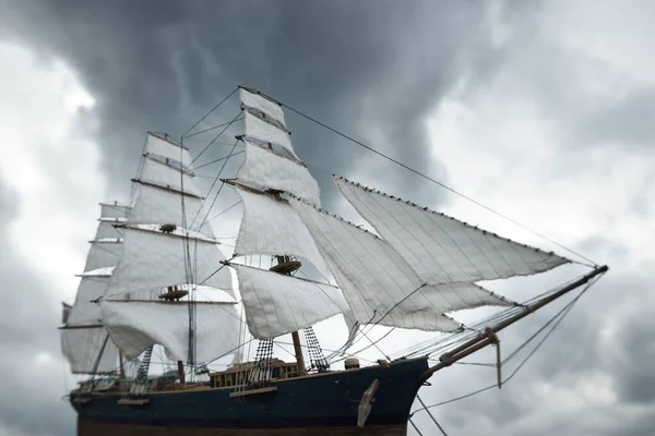 Antiquário Modelo Escala Madeira Navio Alto Clipper Close Céu Dramático — Fotografia de Stock