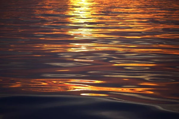 Mittelmeer Bei Sonnenaufgang Goldenes Sonnenlicht Das Sich Wasser Spiegelt Abstraktes — Stockfoto