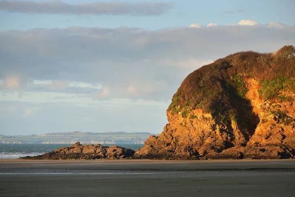 Oranje Klif Met Hoge Bomen Aan Baai Van Douarnenez Blauwe — Stockfoto