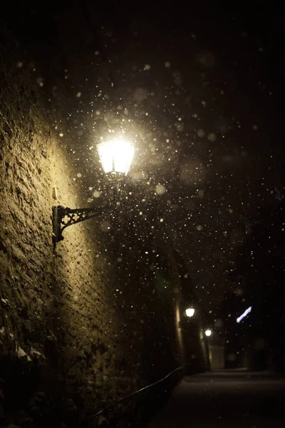 Retro Tarzı Antika Sokak Feneri Kar Taneleri Yakın Plan Kar — Stok fotoğraf