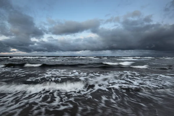 Nuages Orageux Dessus Mer Baltique Hiver Longue Exposition Coucher Soleil — Photo