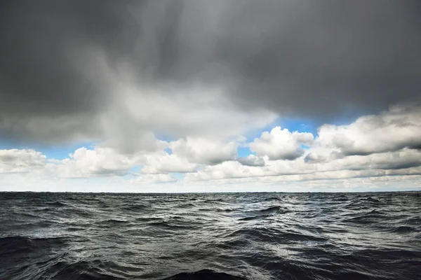 Nuvens Brilhantes Acima Mar Báltico Aberto Antes Tempestade Suécia Céu — Fotografia de Stock